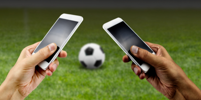 Du telefonai ir futbolo kamuolys